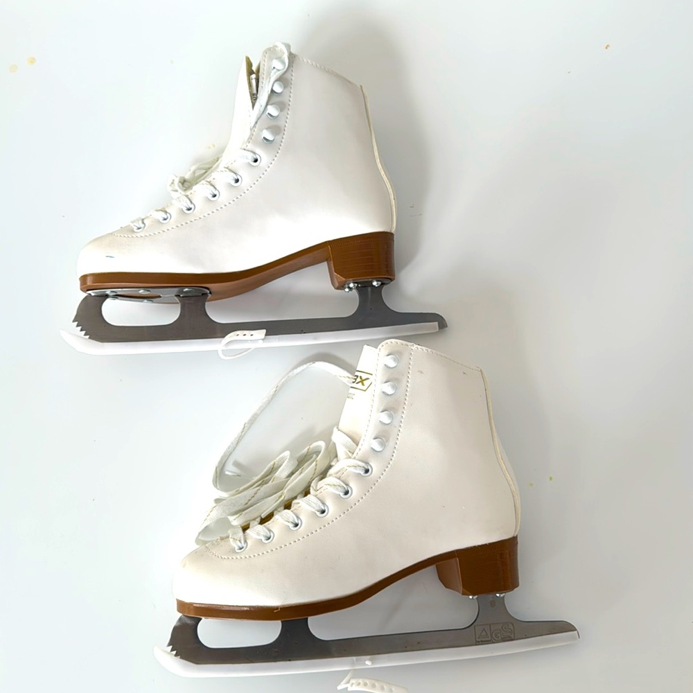 Girls Size 5 (Skate Size 4) DBX Motion Figure Skates in White with Box